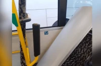 Ξεκόλλησε τμήμα οροφής λεωφορείου του ΟΑΣΘ και έπεσε στο κεφάλι επιβάτιδας