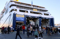 Απίστευτο περιστατικό: Άφησαν έξω από το πλοίο μητέρα με δυο παιδιά γιατί δεν είχε πιστοποιητικά ότι ήταν δικά της