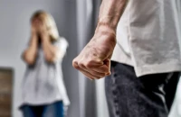 Τρίκαλα: Ξυλοκόπησε την σύζυγό του και το «έβαλε στα πόδια» για να γλιτώσει το αυτόφωρο