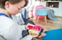 Δύο απλούστατα σπιτικά tips για να μην μαυρίζουν τα φρούτα μας στο τάπερ