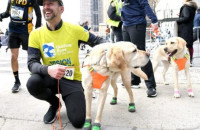 Έγραψε ιστορία: Ο πρώτος τυφλός που τερμάτισε τον ημιμαραθώνιο της Ν. Υόρκης είχε βοηθούς τρία λαμπραντόρ