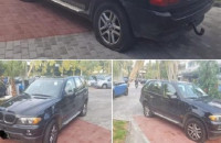 Άντρας πάρκαρε στη θέση για ΑμεΑ στη Γλυφάδα και του έσκασαν και τα τέσσερα λάστιχα!