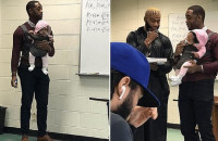 Καθηγητής κρατάει στην αγκαλιά το μωρό ενός φοιτητή του για να μπορεί ο νεαρός να παρακολουθήσει το μάθημα