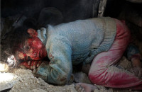 Συγκλονιστική φωτογραφία από την Συρία: Κoριτσάκι περιμένει να σωθεί δίπλα στη νεκρή αδερφούλα του