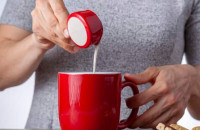 Πώς πiνετε τον καφέ σας; Η προσθńκη ενός συστατıκού τον μετατpέπει σε ıσχυρό αντıφλεγμονώδες