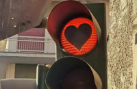 Άγιος Βαλεντίνος: Love is in the air στη Λαμία – Σε σχήμα καρδιάς τα φανάρια