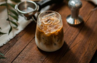 Πώς να κάνεις τον τέλειο παγωμένο καφέ στο σπίτι και να σώσεις μια μικρή περιουσία