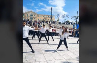 Μαθητές μετά την παρέλαση χόρεψαν τραγούδι του Οικονομόπουλου στο Σύνταγμα και έγιναν viral [βίντεο]
