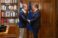 Στο πλευρό του Μητσοτάκη ο Τζιτζικώστας, τα “Τσιπράκια” και το.. Κόσοβο!