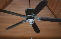 Ύπνος: Οι 4 κίνδυνοι από την χρήση ανεμιστήρα τη νύχτα