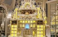 Νύφη στην Αγγλία ξόδεψε 13.000 λίρες για θεόρατη τούρτα σαν κάστρο -Κιτς, είχε ακόμη και φωτάκια [εικόνες]