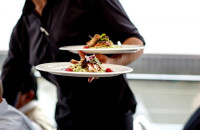 Οργή στα Χανιά: Σερβιτόρος καταγγέλλει τον ξυλοδαρμό του από ιδιοκτήτη καταστήματος