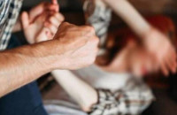 Φρίκη: Απείλησε με όπλο τη σύζυγό του για να συνευρεθούν