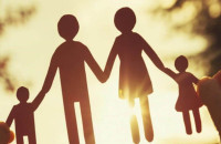 Γιατί οι Έλληνες δεν κάνουν οικογένεια – Συνθήκες ή επιλογή;