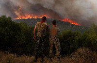 Μαίνεται η φωτιά στη Βουρβουρού Χαλκιδικής: Εκκενώθηκε κάμπινγκ - Πυρκαγιές και σε Λασίθι, Κύθηρα