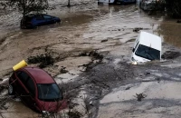 Η Ισπανία πνίγεται από τις πλημμύρες, η Βρετανία καίγεται από τη ζέστη - Εικόνες αποκάλυψης σε δημοφιλή θέρετρα