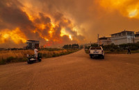 Φλέγεται για τρίτη ημέρα η Σμύρνη – Ανεξέλεγκτη η εξάπλωση των πύρινων μετώπων