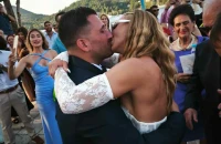 Ένας παραμυθένιος γάμος στην Ιθάκη για τον Σπύρο Αλεξάκη και την Έλενα Βρούσγου.