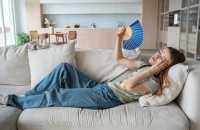 Καύσωνας: Oδηγός επιβίωσης σε σπίτια χωρίς κλιματισμό, τι προτείνουν οι ειδικοί