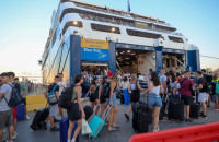 Η έξοδος των αδειούχων συνεχίζεται: Γεμάτα αναχωρούν τα πλοία για τα νησιά – Αυξημένη κίνηση στα οδικά δίκτυα