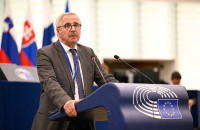 Γιάννης Μανιάτης Η Κυβέρνηση καταστρέφει τον καλύτερο βιοτεχνικό κλάδο της Ελλάδας