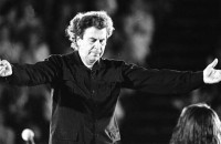 Μίκης Θεοδωράκης: 100 χρόνια από τη γέννησή του – Η Ελλάδα που τραγούδησε, πόνεσε & νίκησε μαζί του!