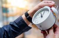 Αλλαγή ώρας 2025: Πότε γυρνάμε τα ρολόγια μια ώρα πίσω