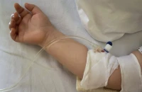 Σοκ: «Έλουσαν» βρέφος με καυτό τσάι – Εσπευσμένα στην Αθήνα με εγκαύματα