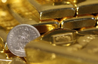 Γαλλία: Άνδρας βρήκε θησαυρό στην αυλή του σπιτιού του – Ξέθαψε ράβδους χρυσού και νομίσματα αξίας 700.000 ευρώ