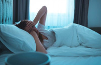 Υπνική άπνοια: Οι υψηλές θερμοκρασίες μας «κόβουν» την ανάσα – Τι δείχνει νέα μελέτη