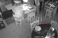 Αυγά, πέτρες και τραπέζια εναντίον του Μάκη Βορίδη στο Ηράκλειο – Κουκουλοφόροι εισέβαλαν σε εστιατόριο όπου δειπνούσε