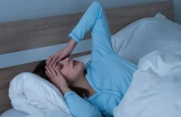 Γιατί ακούμε τους χτύπους της καρδιάς μας όταν ξαπλώνουμε