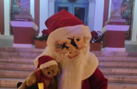 Χριστούγεννα - Σέρρες: Έσπασαν τον Άγιο Βασίλη μπροστά στη Νομαρχία