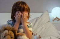 Πώς γεννιέται μια φοβία; Το αμφιλεγόμενο «πείραμα του μικρού Άλμπερτ» που έμεινε στην ιστορία της ψυχολογίας