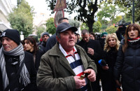 Ανεστίδης έξω από το Μαμίμου: "Να μας δώσουν τα κλεμμένα λεφτά που μας έτρωγαν"