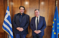 Παρέδωσε το e-Kouros ο Γιάννης Βρούτσης στον Υπουργό Εσωτερικών Θοδωρή Λιβάνιο