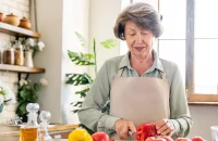 Πόσο συχνά τρώνε κρέας οι μακροβιότεροι άνθρωποι στον κόσμο – Κορυφαίος μελετητής απαντά