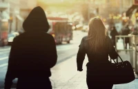 Στη φυλακή 55χρονη stalker: Έγινε η «σκιά» δημοσιογράφου για 15 χρόνια, της έστελνε δώρα και της ζητούσε να βρεθούν