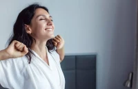 Γιατί ξυπνάμε νωρίτερα όσο μεγαλώνουμε; Οι επιστήμονες έχουν την απάντηση