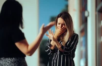 Αποξένωση στα αδέλφια: Ένας ψυχολόγος εξηγεί τους λόγους και απαντά σε 8 καίρια ερωτήματα