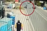 Σοβαρό τροχαίο στην Αρτέμιδα: Αυτοκίνητο μπήκε μπροστά σε μοτοσικλετιστή, τον εκσφενδόνισε και τον παράτησε αβοήθητο