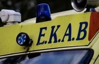 Σφοδρό τροχαίο με δύο τραυματίες στην Κορινθία – Αυτοκίνητο «καρφώθηκε» σε κολώνα