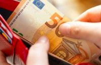 Νέα αύξηση στις αποδοχές των Δημοσίων Υπαλλήλων από τον Απρίλιο, στη βάση της αναπροσαρμογής του κατώτατου μισθού