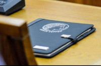 Apolitic: Δεν ανθίζουν όλα τα  λουλούδια  κάθε  εποχή...