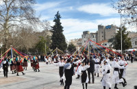 Μαθήτριες και μαθητές «έντυσαν» με χρώμα το κέντρο των Σερρών με το γαϊτανάκι