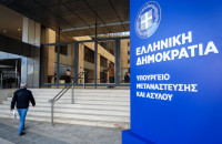 Συνεργασία του Υπουργείου Μετανάστευσης και Ασύλου με τις ΗΠΑ για την εντατικοποίηση των επιστροφών παράνομων μεταναστών