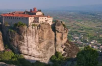 Νεκρή η γυναίκα που έπεσε από το βράχο της μονής του Αγίου Στεφάνου στα Μετέωρα