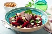 Το κατακόκκινο υπερτρόφιμο που στηρίζει καρδιά, έντερο και αντοχή – Και υπάρχει ήδη στην κουζίνα μας