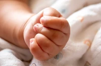 «Το δάγκωναν τα ξαδέρφια του, έπεσε από το καρότσι»: Οι δικαιολογίες της μητέρας του κακοποιημένου βρέφους στον Πύργο που δεν έπεισαν τους γιατρούς