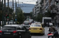 Οδηγός αυτοκινήτου κινείται στο αντίθετο ρεύμα κυκλοφορίας στη λεωφόρο Αλεξάνδρας
